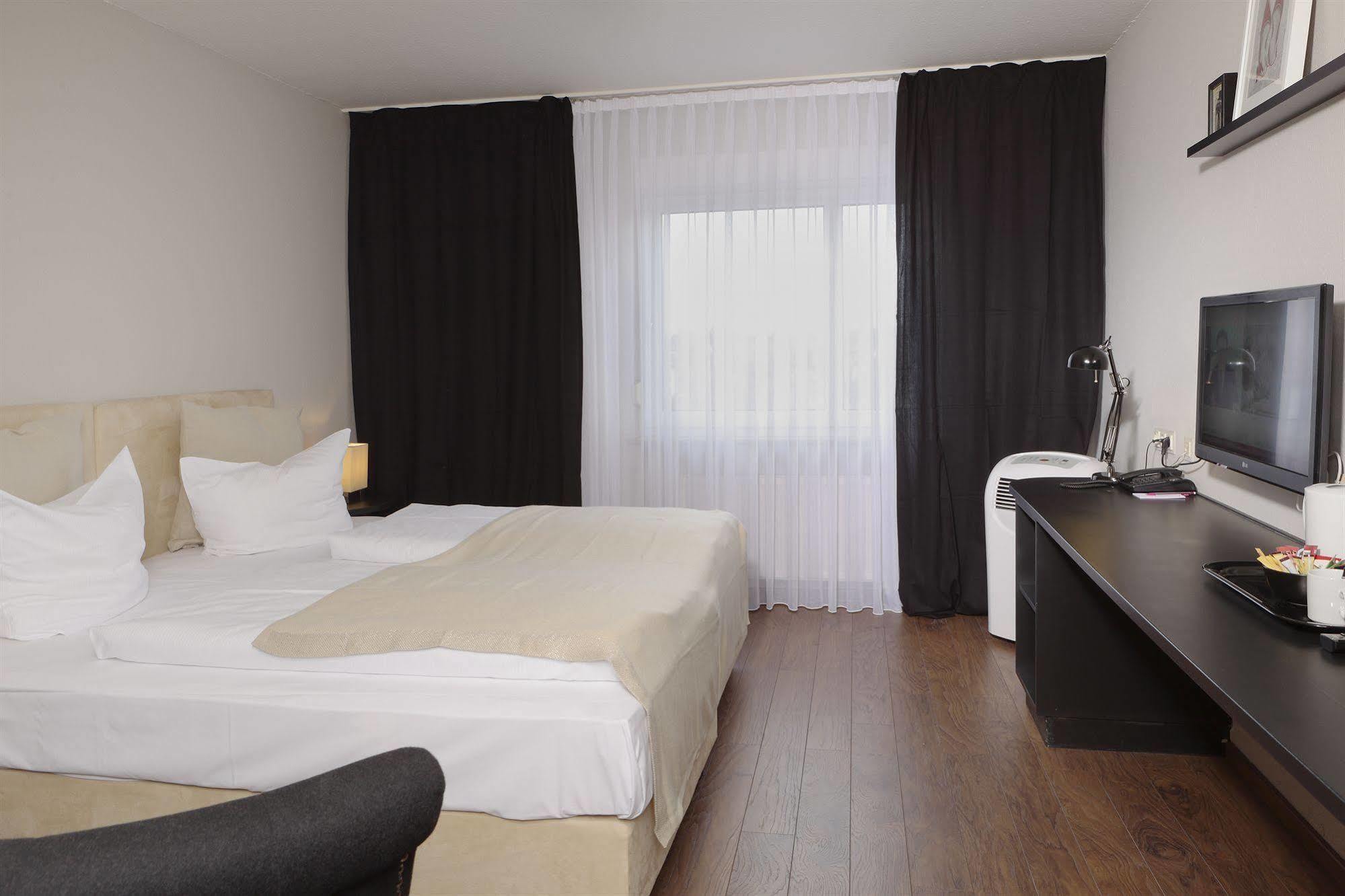 Tryp By Wyndham Bremen Airport Hotel Exterior photo