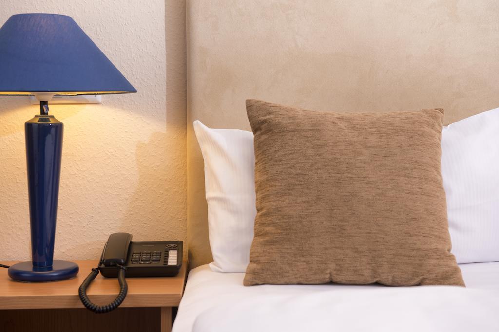 Tryp By Wyndham Bremen Airport Hotel Room photo