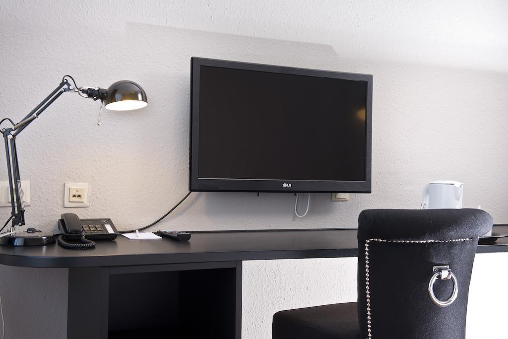 Tryp By Wyndham Bremen Airport Hotel Room photo