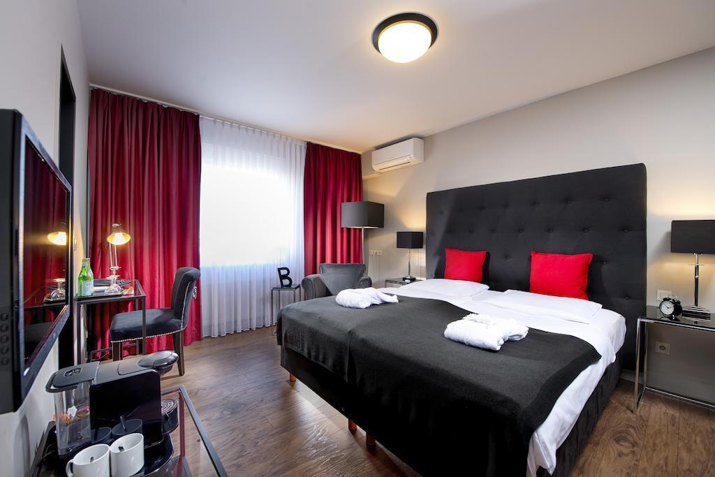 Tryp By Wyndham Bremen Airport Hotel Room photo