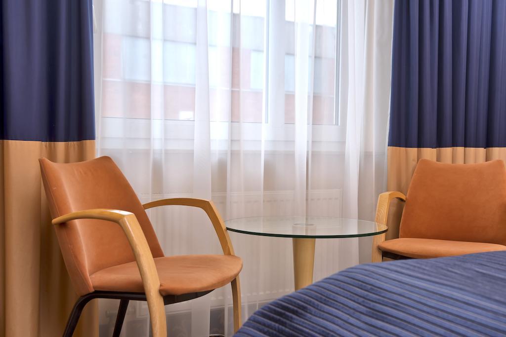 Tryp By Wyndham Bremen Airport Hotel Room photo