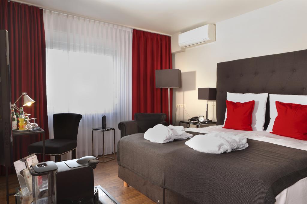 Tryp By Wyndham Bremen Airport Hotel Room photo