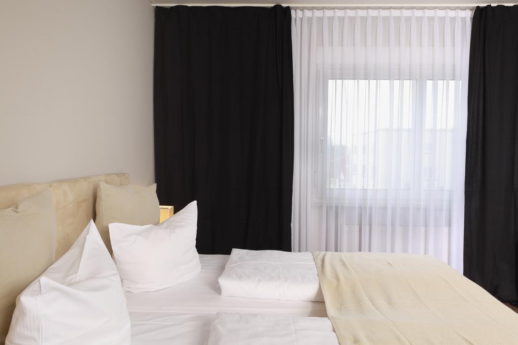 Tryp By Wyndham Bremen Airport Hotel Room photo